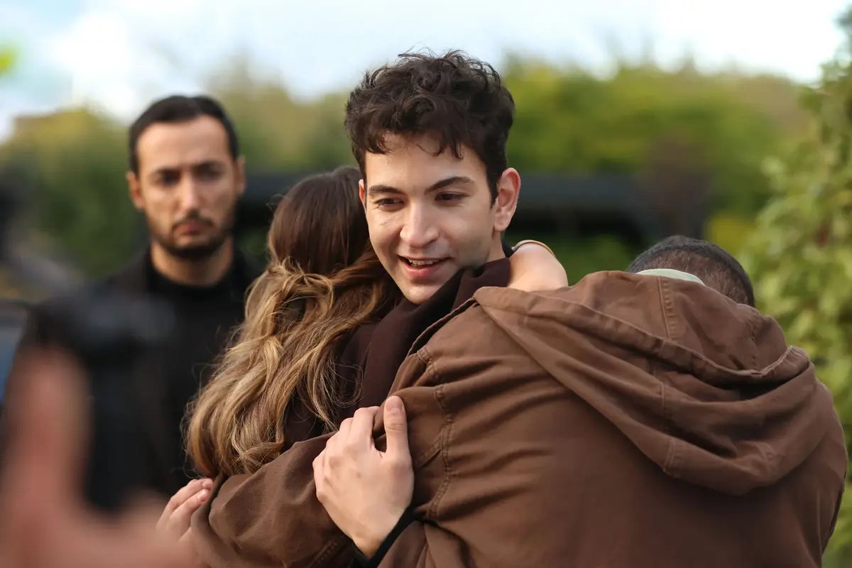 مشهد من الحلقة 17 من مسلسل اسطنبول راسا على عقب: أوزاي وبايرام وملك يتتبعون حكمت