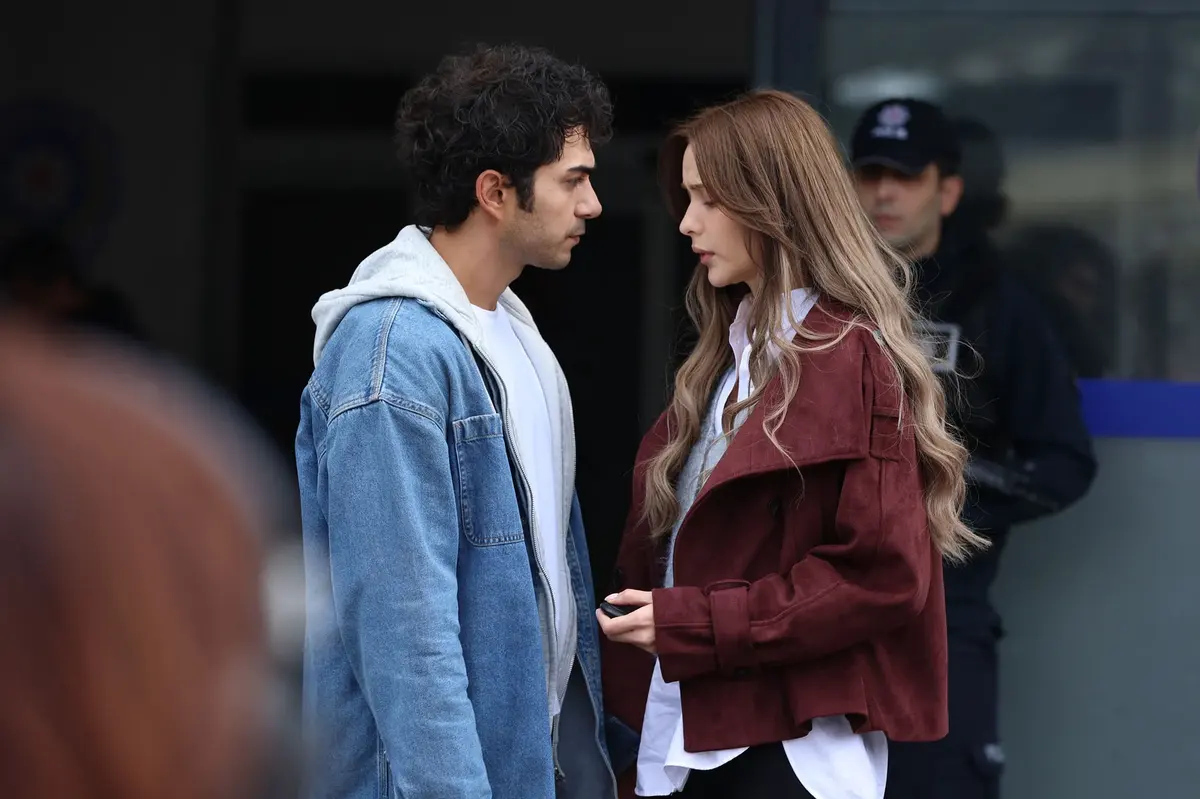 مشهد من الحلقة 17 من مسلسل اسطنبول راسا على عقب: تقارب ناز وفخرية وضغط إيمير