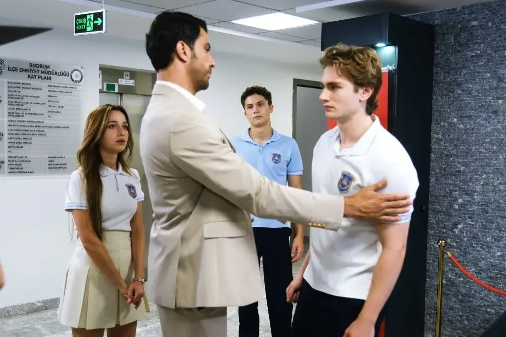 صورة من الحلقة 21 من مسلسل في السابعة عشر (13)