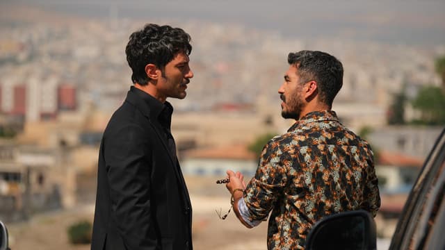 مشهد من الحلقة 40 من مسلسل الخليفة: عشير وسرحات ضد مشروع الطاقة