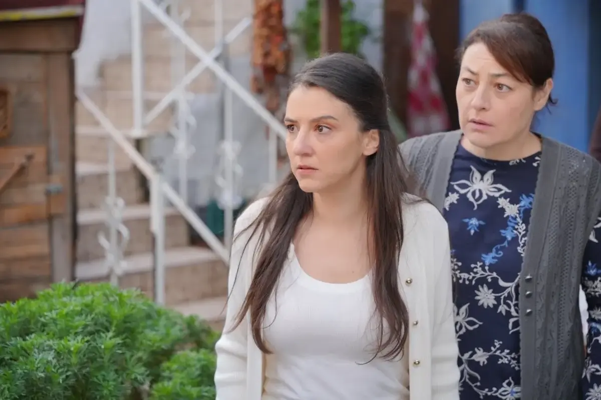 مشهد من الحلقة 7 من مسلسل الكرامة: سما وجنكيز وصادق أمام وجع البنت