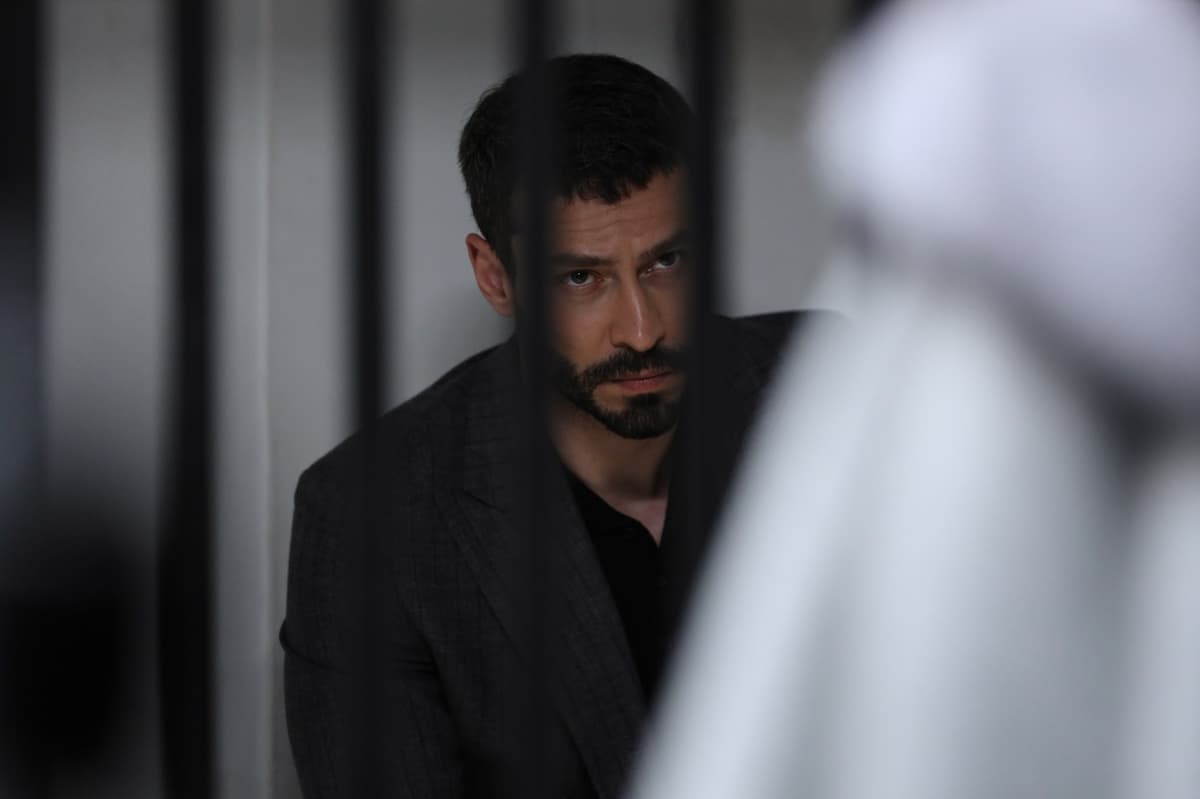 مشهد من الحلقة 19 من مسلسل حب محتمل: دفنه تسعى لإنقاذ قادر