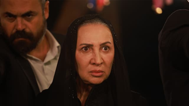 مشهد من الحلقة 2 من مسلسل حبي البحر الاسود: حفيظة تنتقم والعائلتان على حافة الحساب