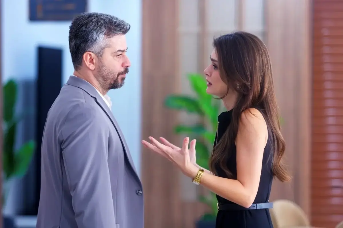 مشهد من الحلقة 69 من مسلسل المدينة البعيدة: قرار عليا يصل إلى جيهان